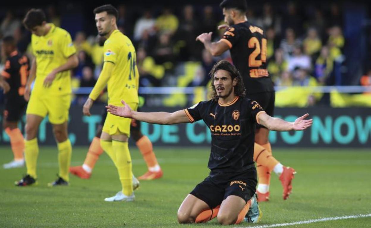 Cavani, protagonista por el gol, pide explicaciones al colegiado. 