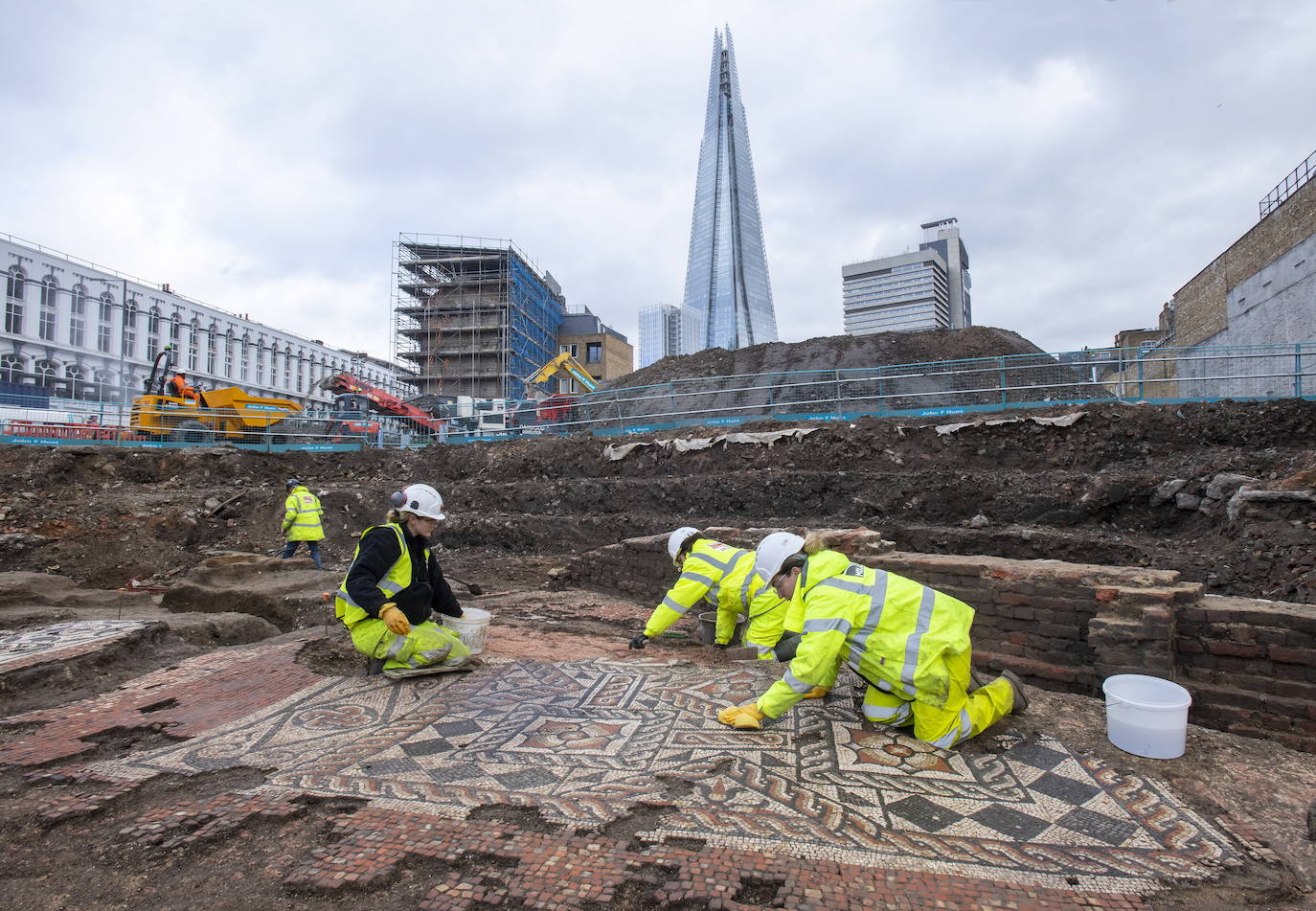 12.- Hallan un mosaico romano en perfecto estado de conservación en el centro de Londres. Descubierto cerca de The Shard, en el centro de Londres, se cree que una vez decoró el suelo de un comedor romano.