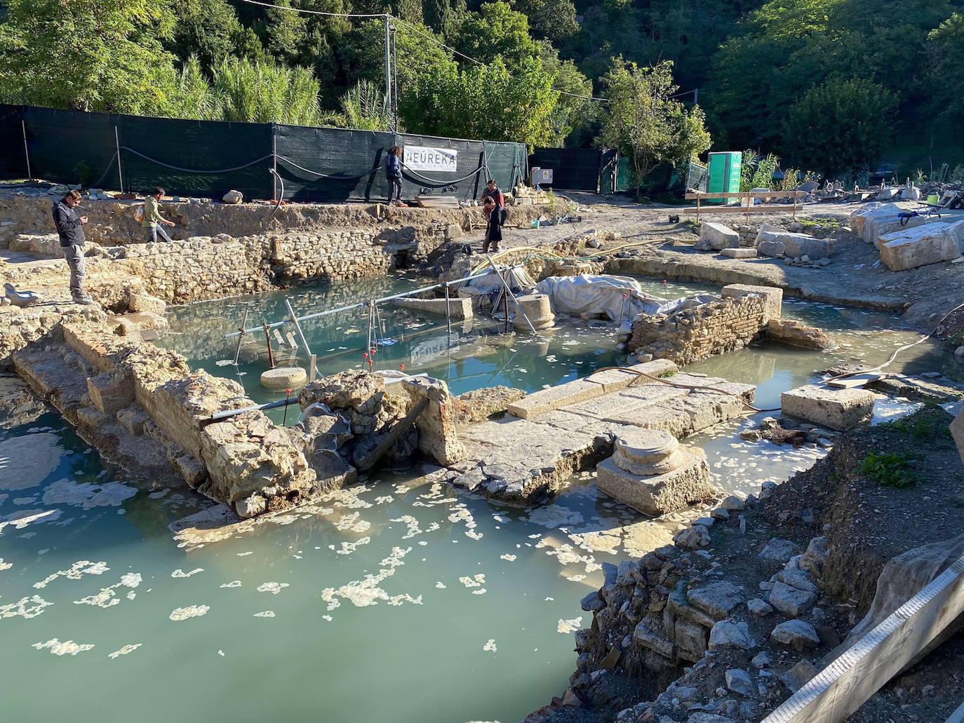 4.- Una excavación arqueológica en las antiguas termas de San Casciano dei Bagni, en la Toscana italiana, descubre 24 esculturas de bronce etruscas y romanas intactas bajo el barro, además de exvotos y 5.000 monedas de oro, plata y bronce datado todo entre los siglos II y I d.C. Se considera uno de los descubrimientos más excepcionales de la historia antigua. 