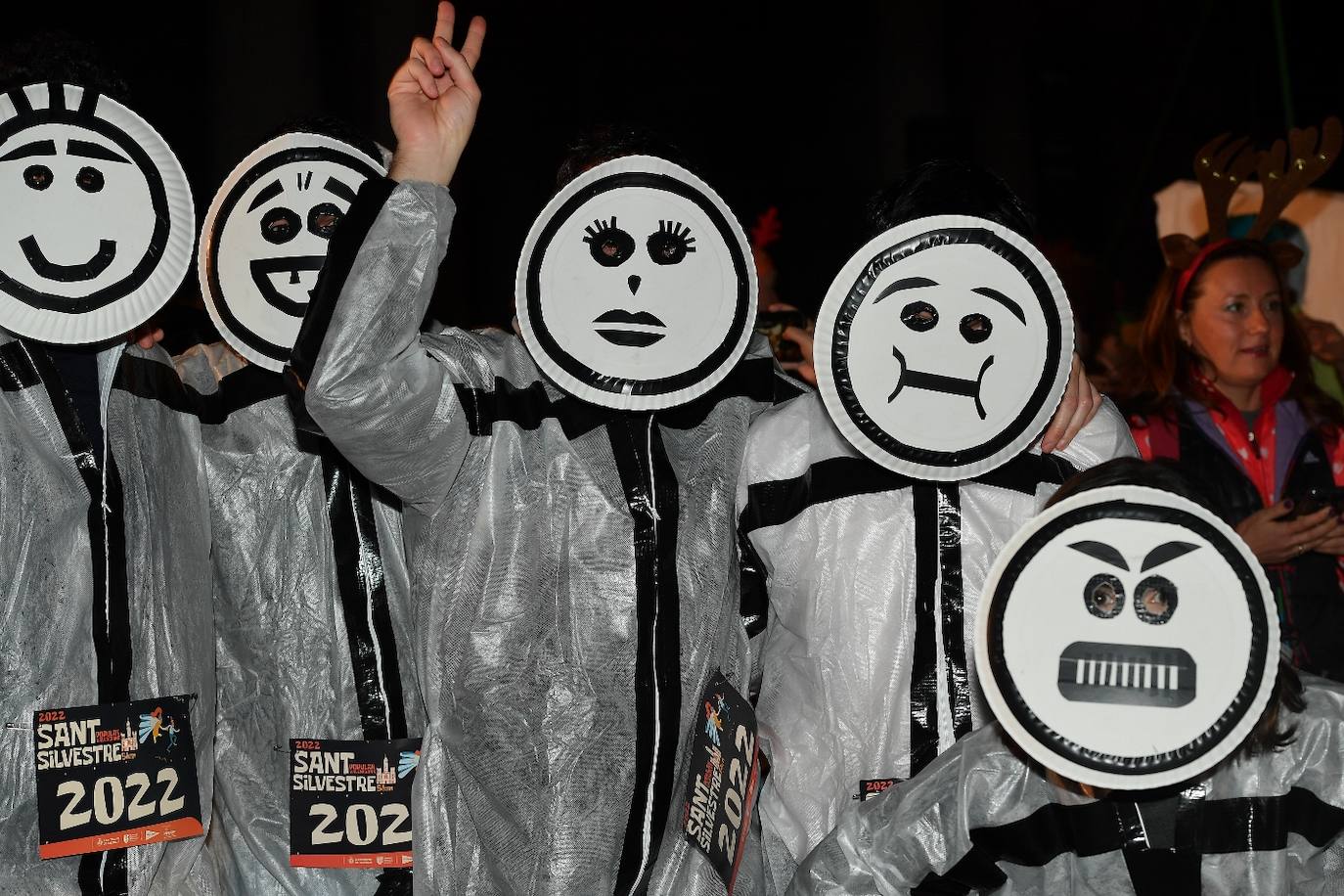 Miles de personas participan en la última carrera popular del año.