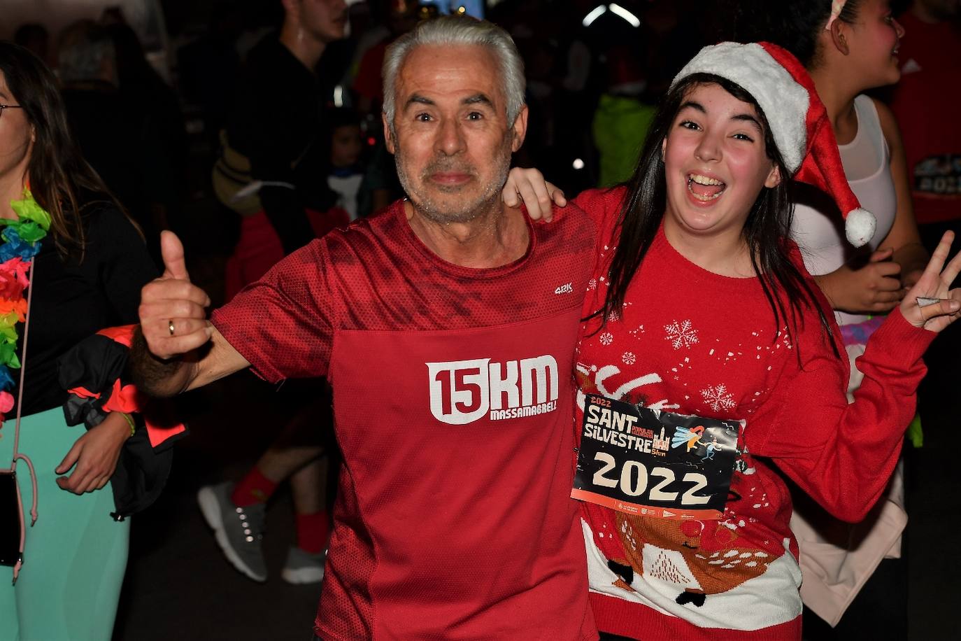 Miles de personas participan en la última carrera popular del año.