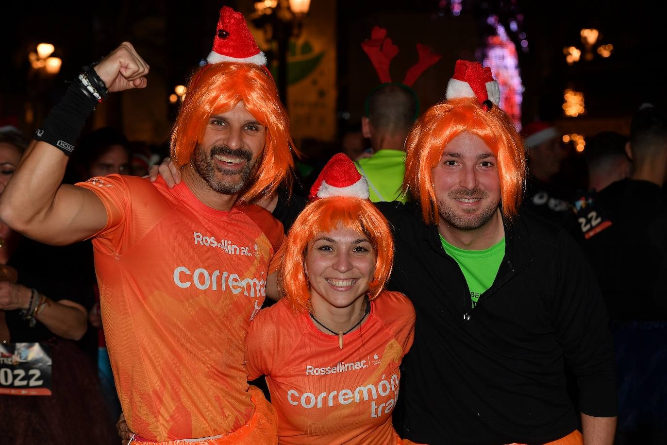 Miles de personas participan en la última carrera popular del año.