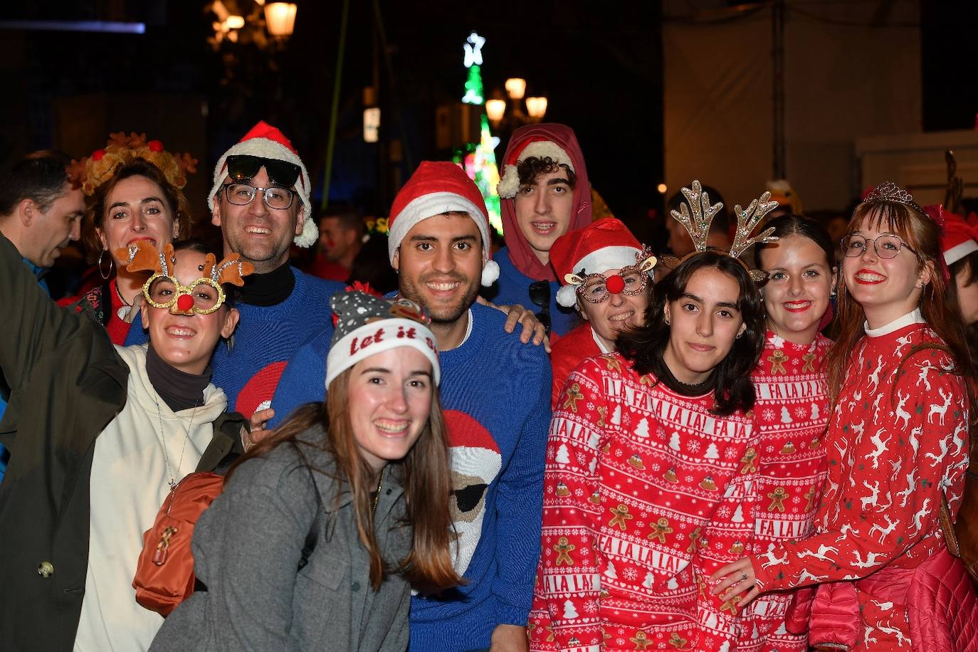 Miles de personas participan en la última carrera popular del año.