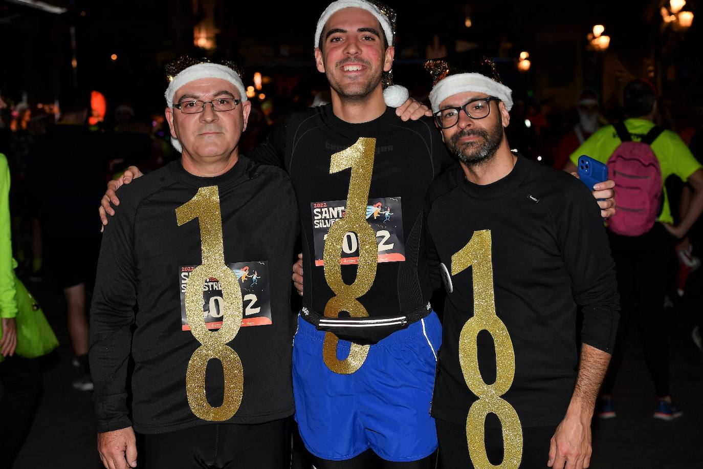 Miles de personas participan en la última carrera popular del año.