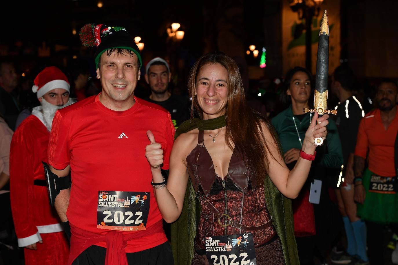 Miles de personas participan en la última carrera popular del año.