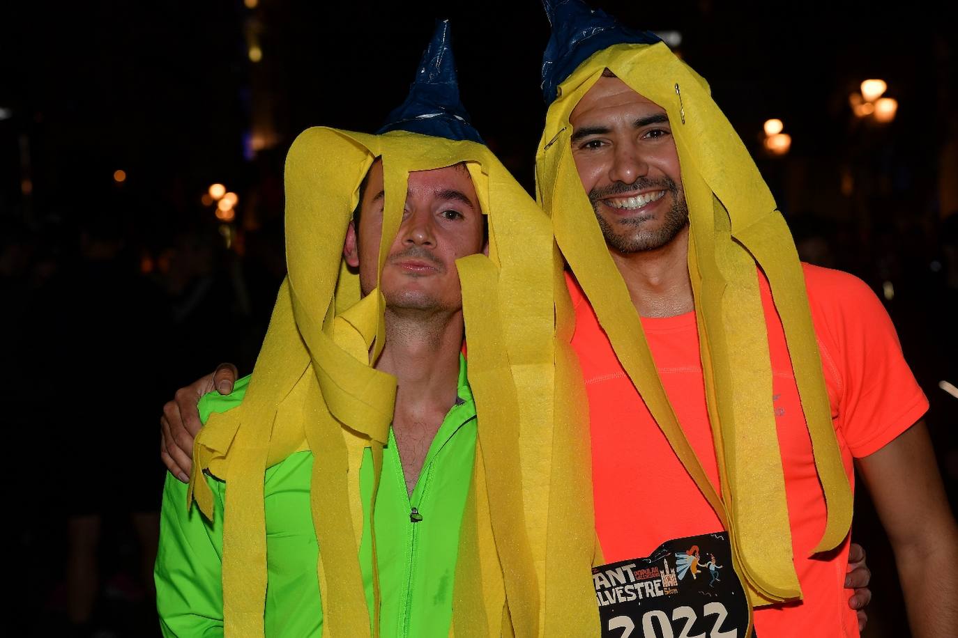 Miles de personas participan en la última carrera popular del año.