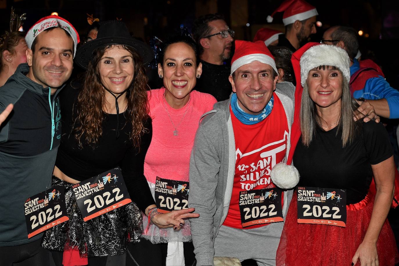 Miles de personas participan en la última carrera popular del año.