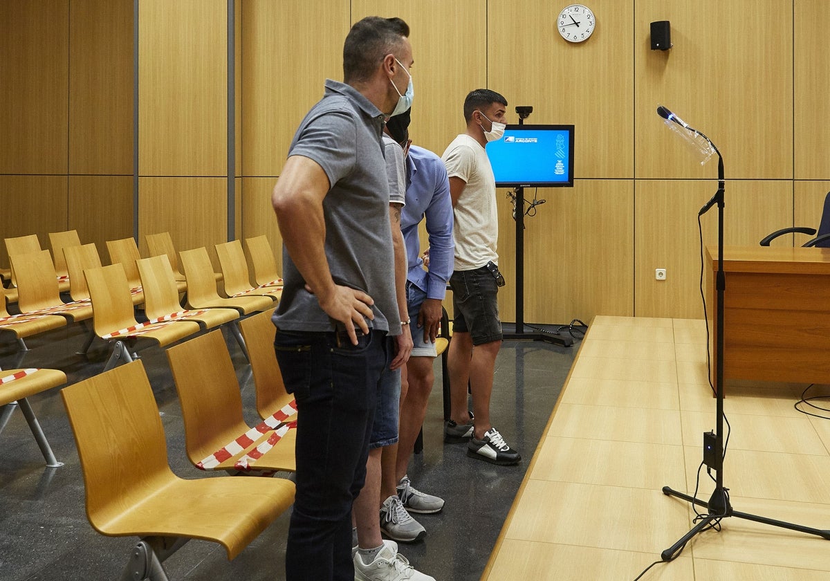 Tres hermanos de Antonio Anglés, en el juicio por un delito de extorsión.