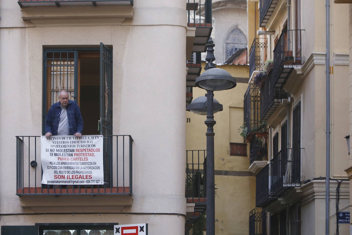 Un vecino protesta contra los apartamentos turísticos.