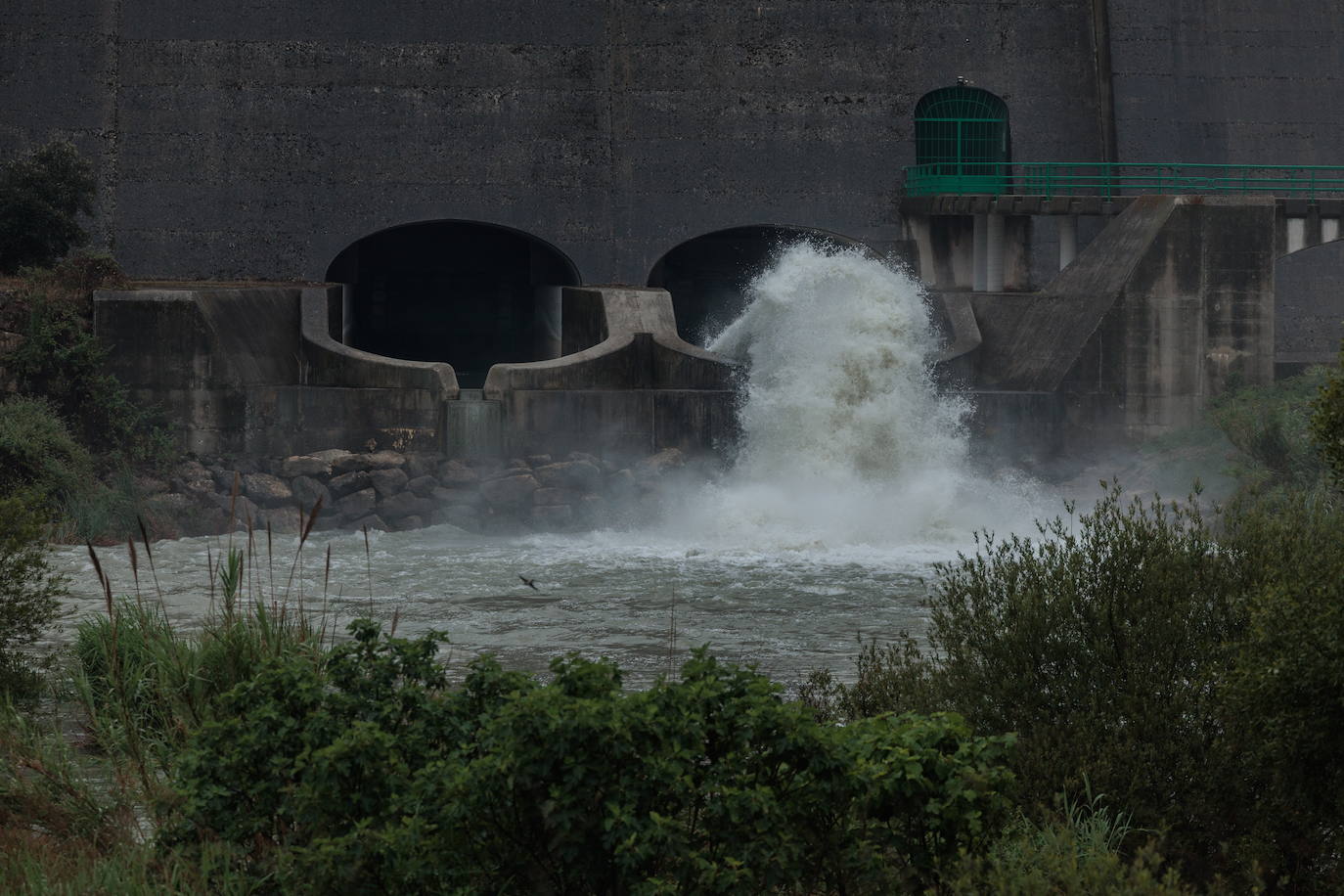 El embalse de Bellús desembalsa agua tras las últimas lluvias.