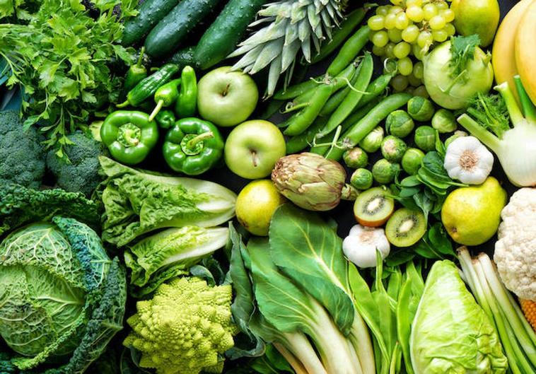 Las verduras y vegetales de hoja verde no deben faltar en la dieta.