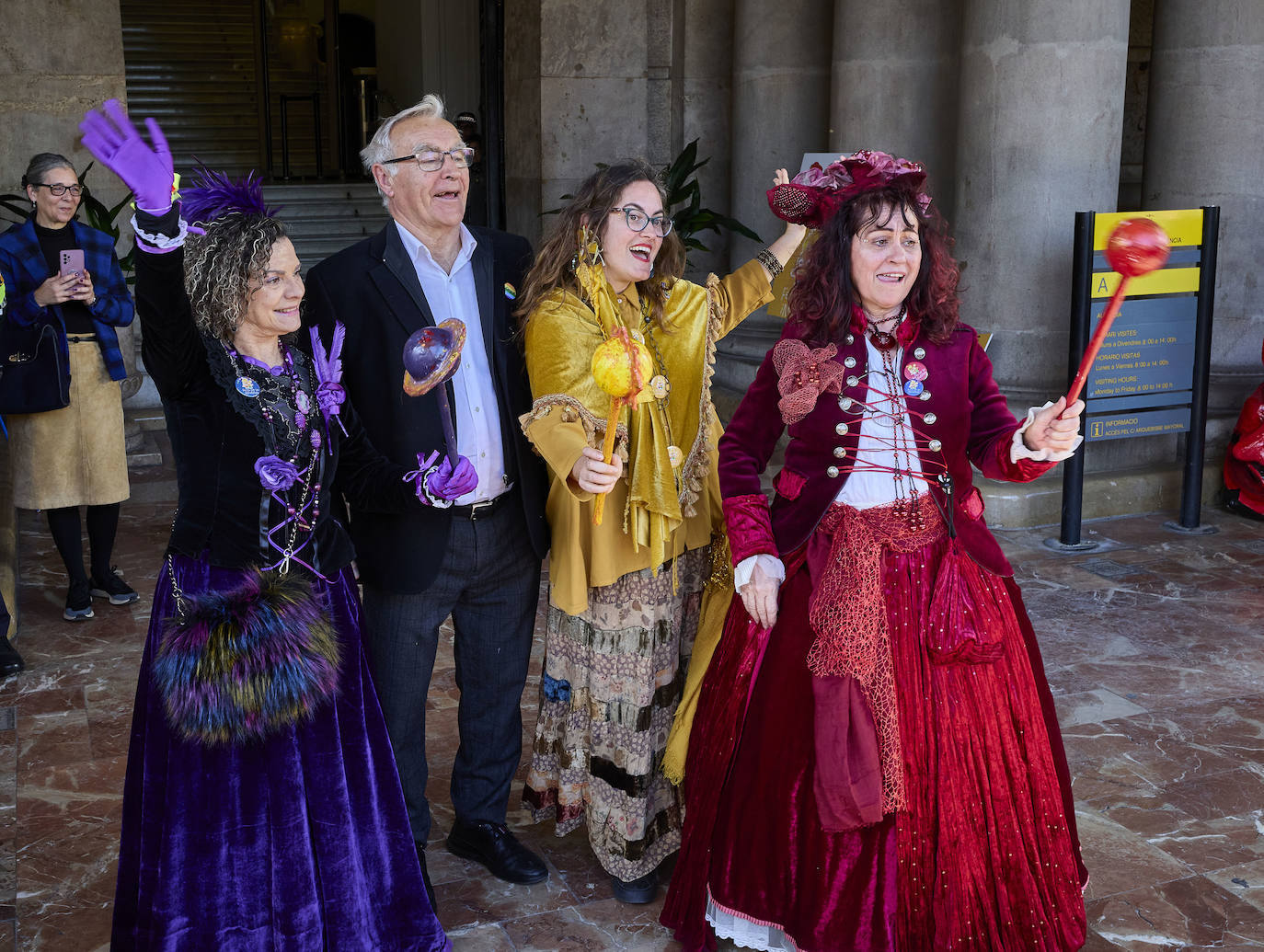 Joan Ribó, con las magas en la cabalgata de este año.