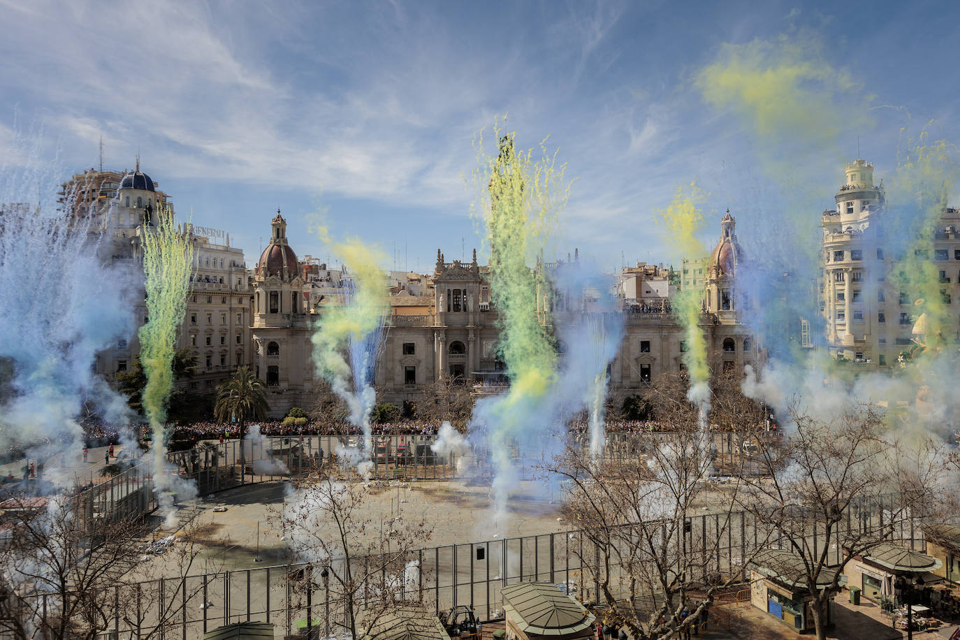 Mascletà en la plaza del Ayuntamiento de Valencia.