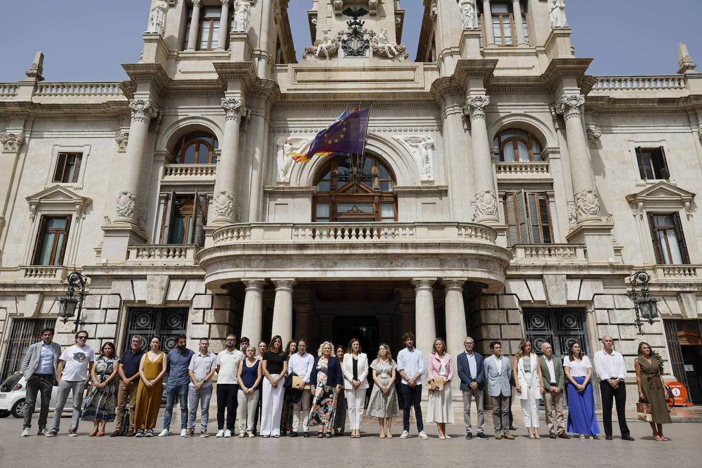 Minuto de silencio en condena por el crimen de Antella, este martes, ante el Ayuntamiento de Valencia.