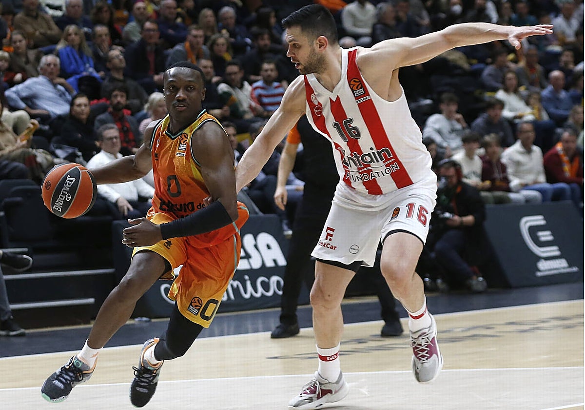 Harper inicia un ataque durante el partido contra el Olympiacos.