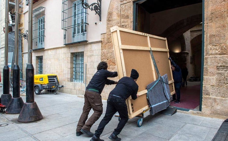 Imagen principal - Llegada e instalación de la bandera en la Diputación. 