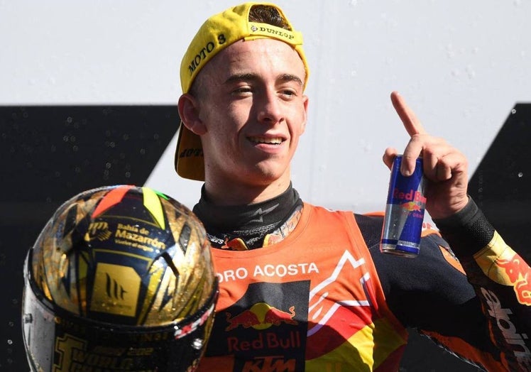 Pedro Acosta en el podio tras proclamarse campeón del mundo de Moto3 en 2021.