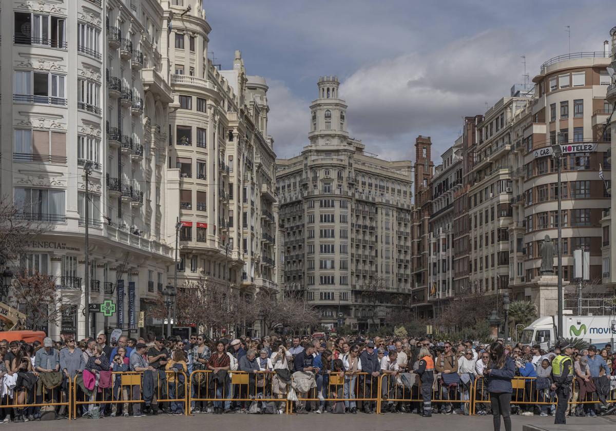 Imagen de archivo de calles cortadas por la mascletà de la Plaza del Ayuntamiento.