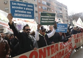 Protesta celebrada el pasado 16 de febrero frente a la Conselleria de Igualdad y Políticas Inclusivas por el recorte de las ayudas.