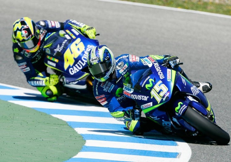 Sete Gibernau por delante de Valentino Rossi en Jerez.