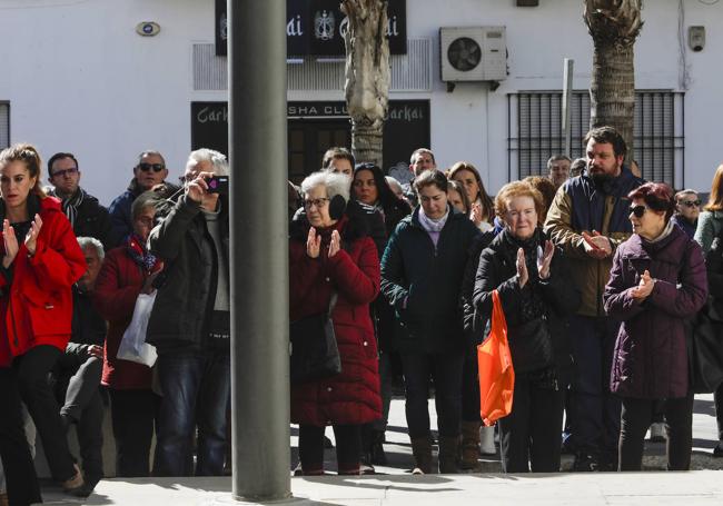 Vecinos de Vilamarxant, durante el minuto de silencio.