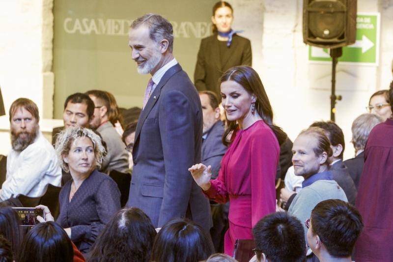 El favorecedor look rosa de la reina Letizia en Alicante