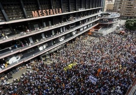 Los aficionados, en la calle con el Valencia jugando dentro.