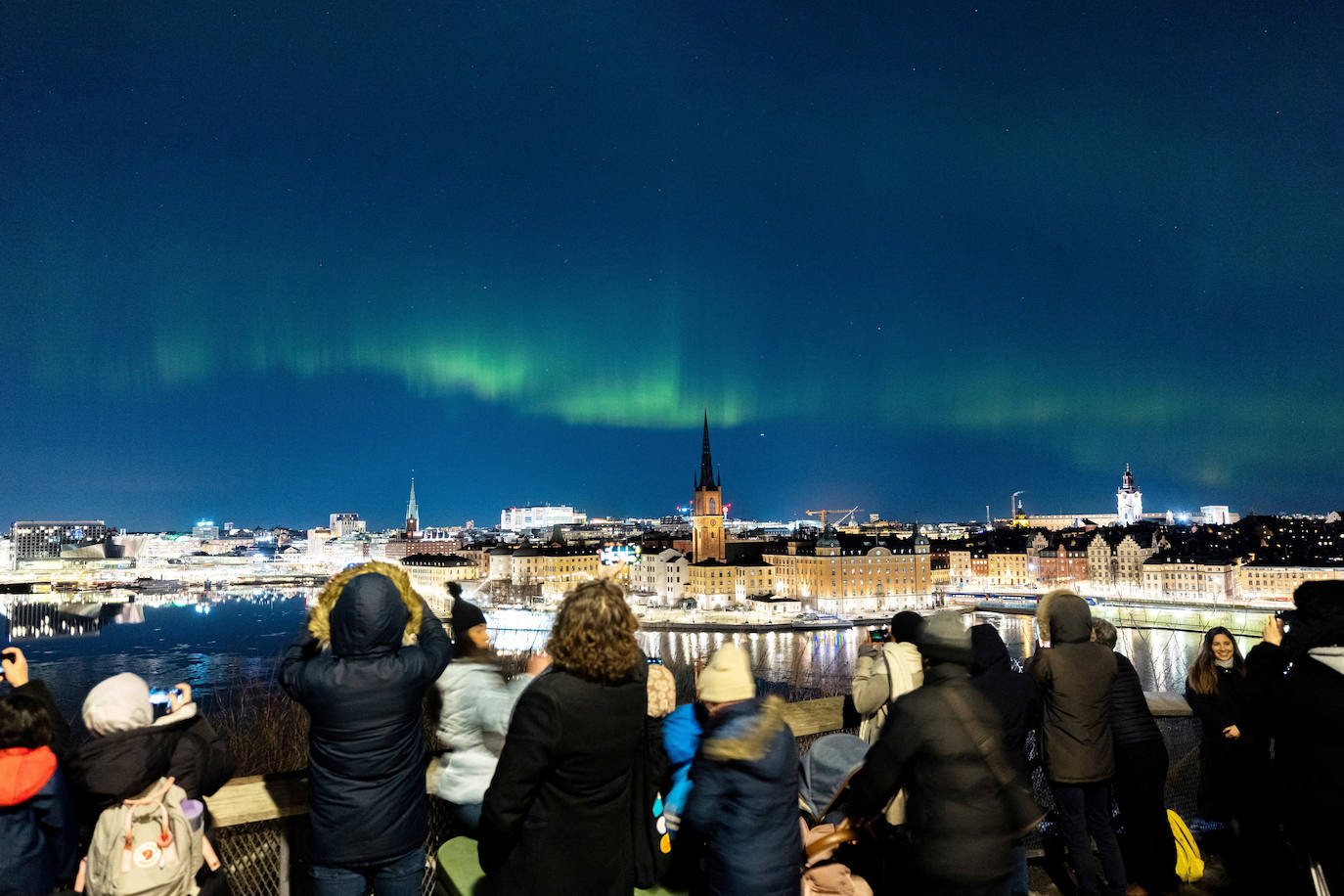 Aurora boreal sobre el cielo de Hornbaek Beach, en Dinamarca.