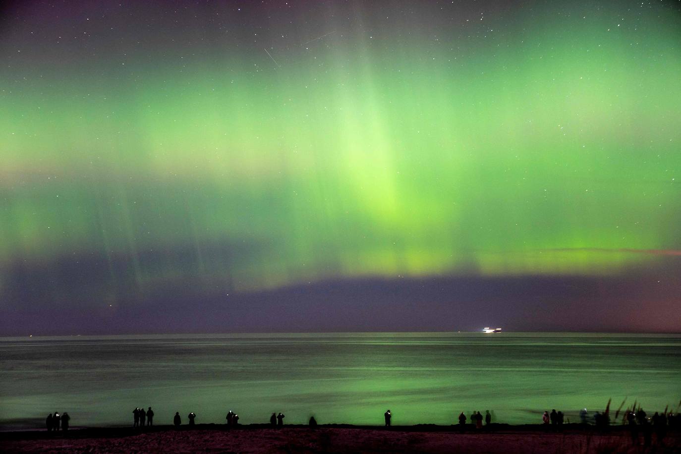 Aurora boreal sobre el cielo de Hornbaek Beach, en Dinamarca.