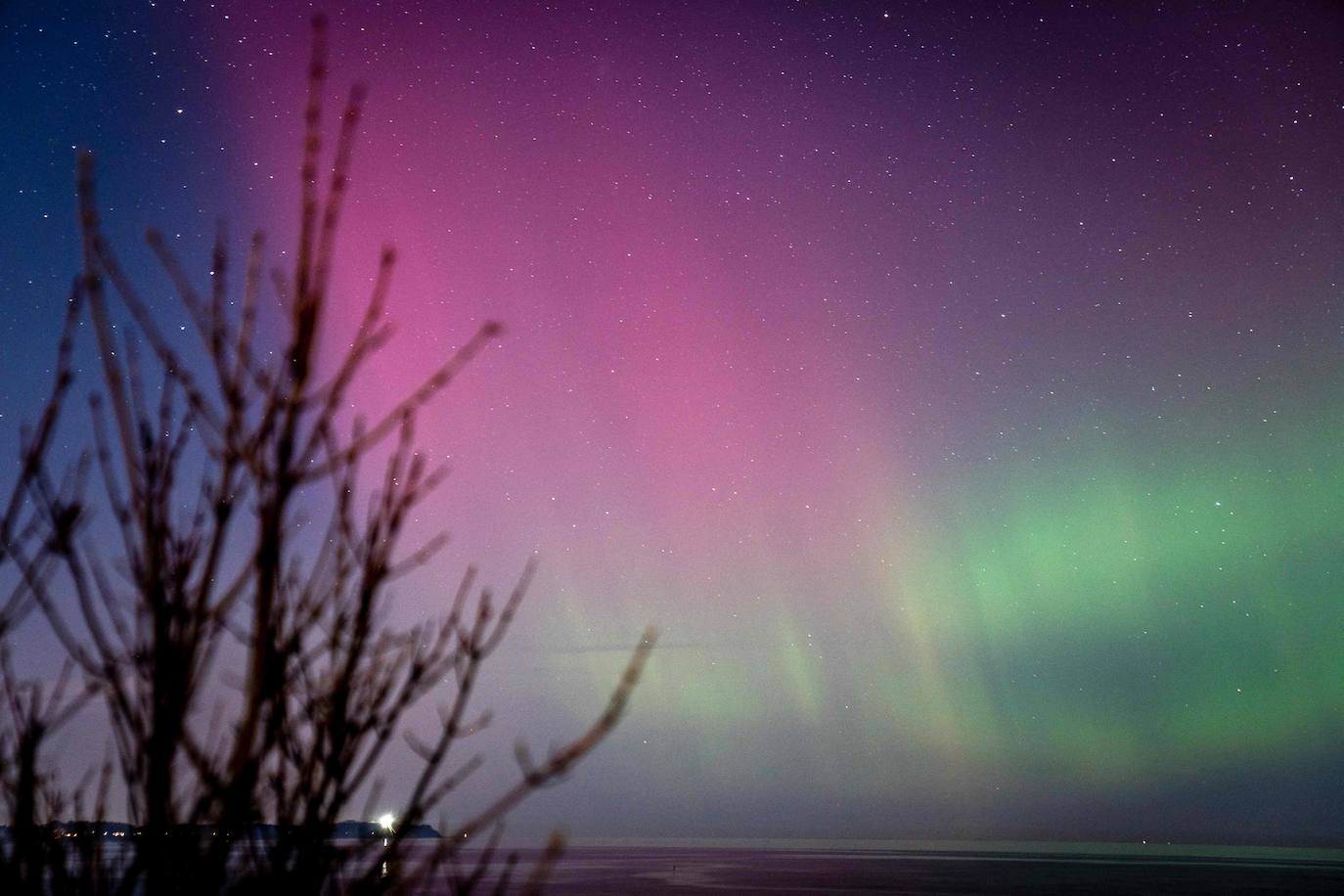 Aurora boreal sobre el cielo de Hornbaek Beach, en Dinamarca.