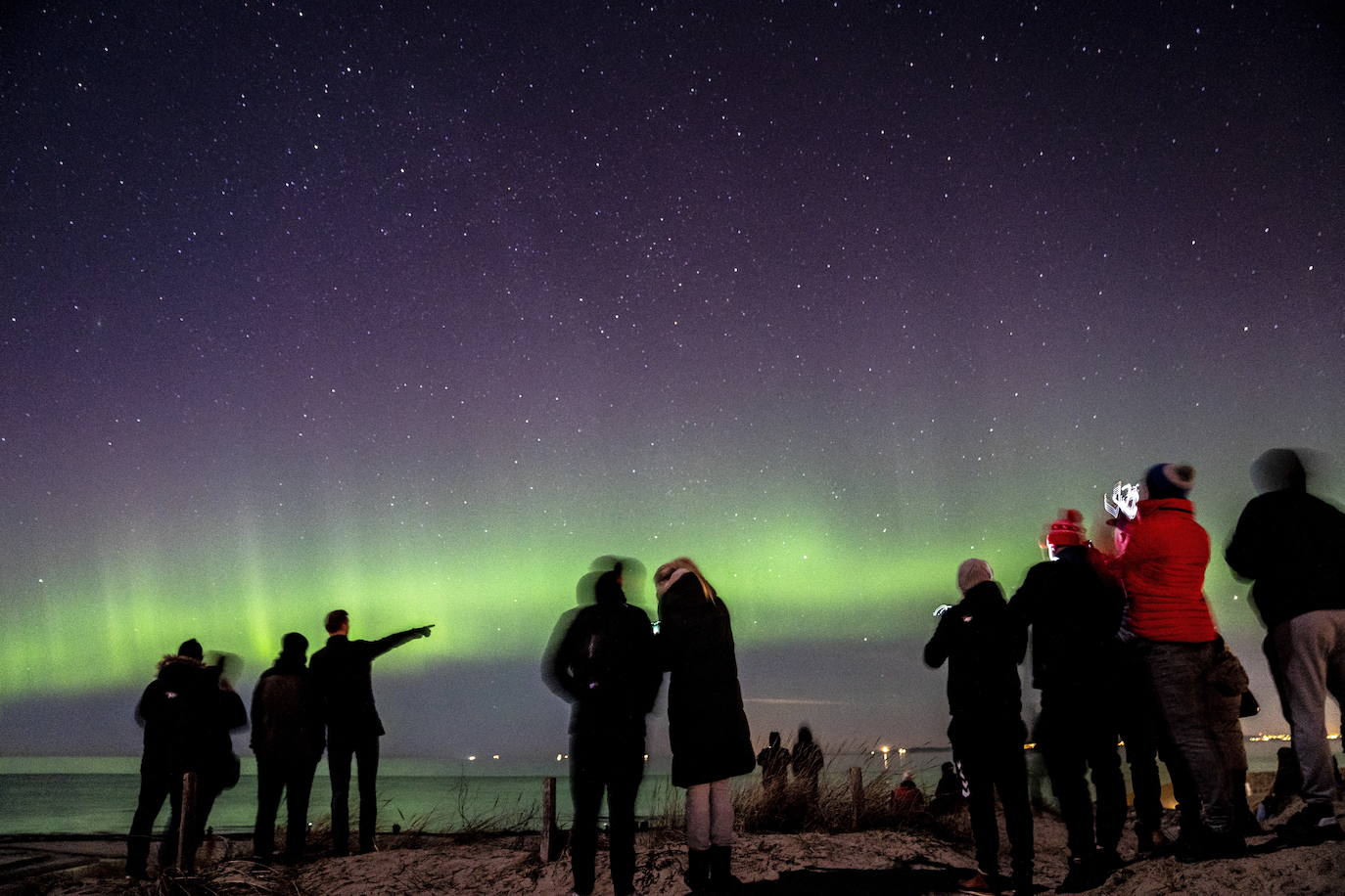 Aurora boreal sobre el cielo de Hornbaek Beach, en Dinamarca.