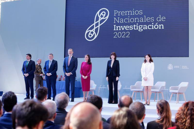 El favorecedor look rosa de la reina Letizia en Alicante