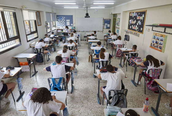 Alumnos trabajan en un aula.