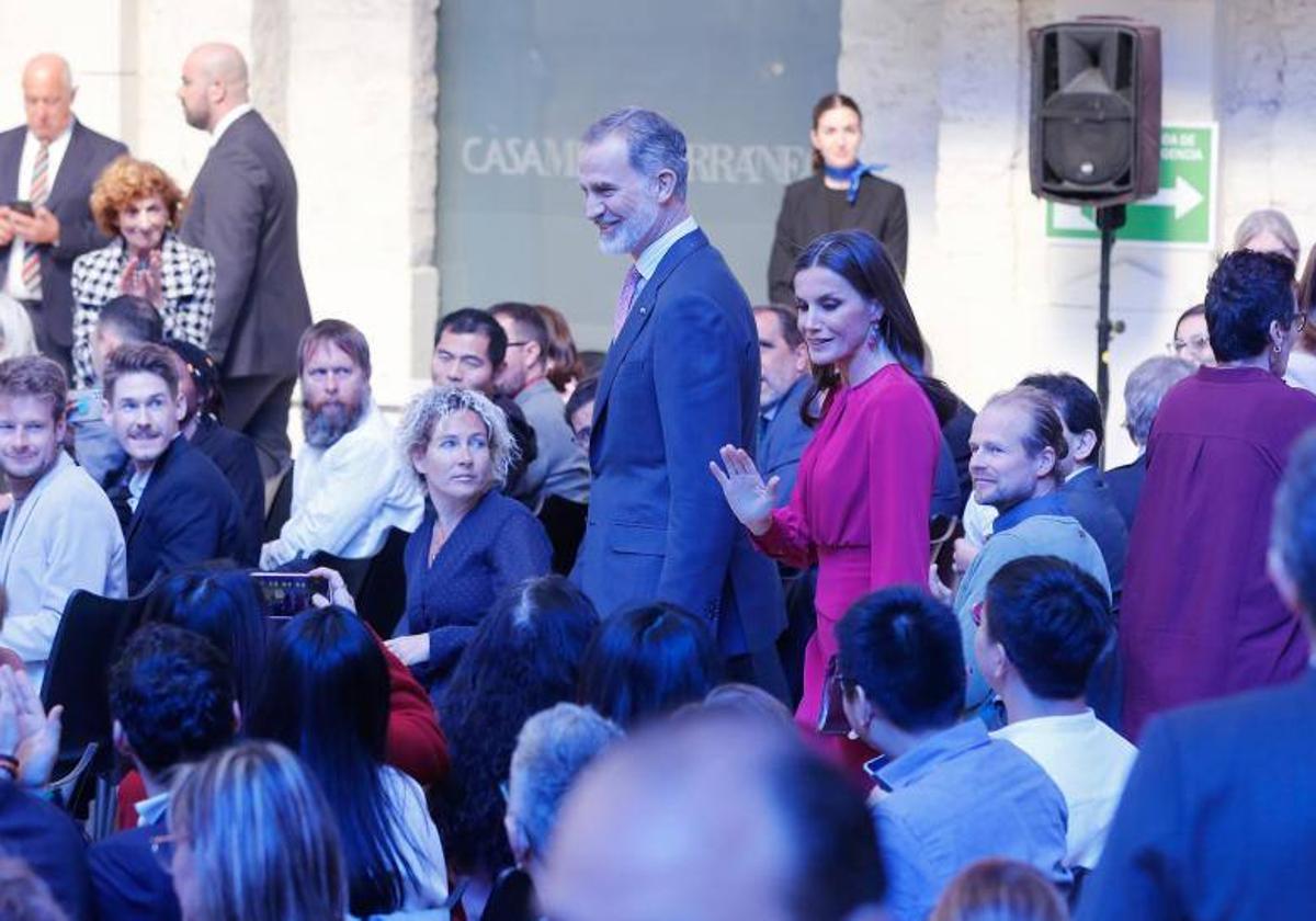 El favorecedor look rosa de la reina Letizia en Alicante