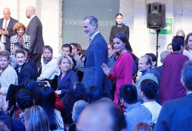 El favorecedor look rosa de la reina Letizia en Alicante