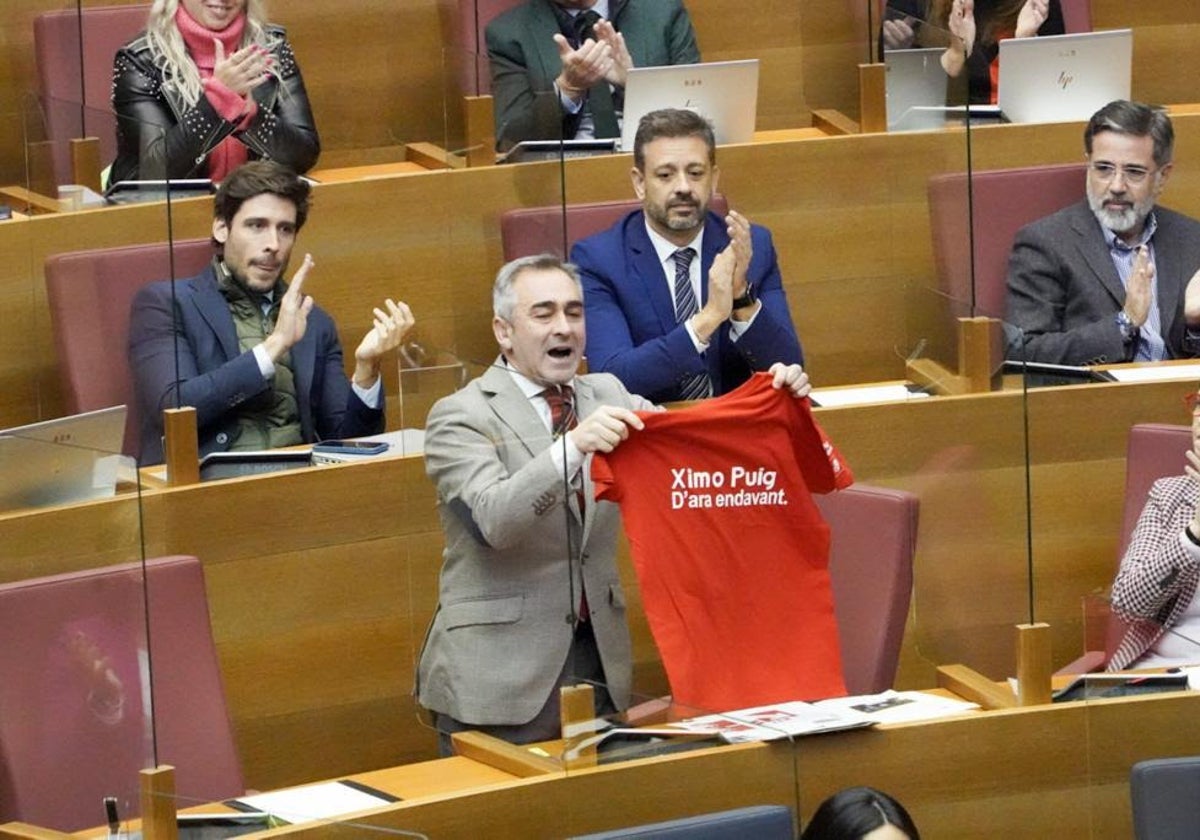 Barrachina exhibe en Les Corts una de las camisetas pagadas por la trama y que promocionaban la candidatura de Ximo Puig en 2008 para dirigir el PSPV.