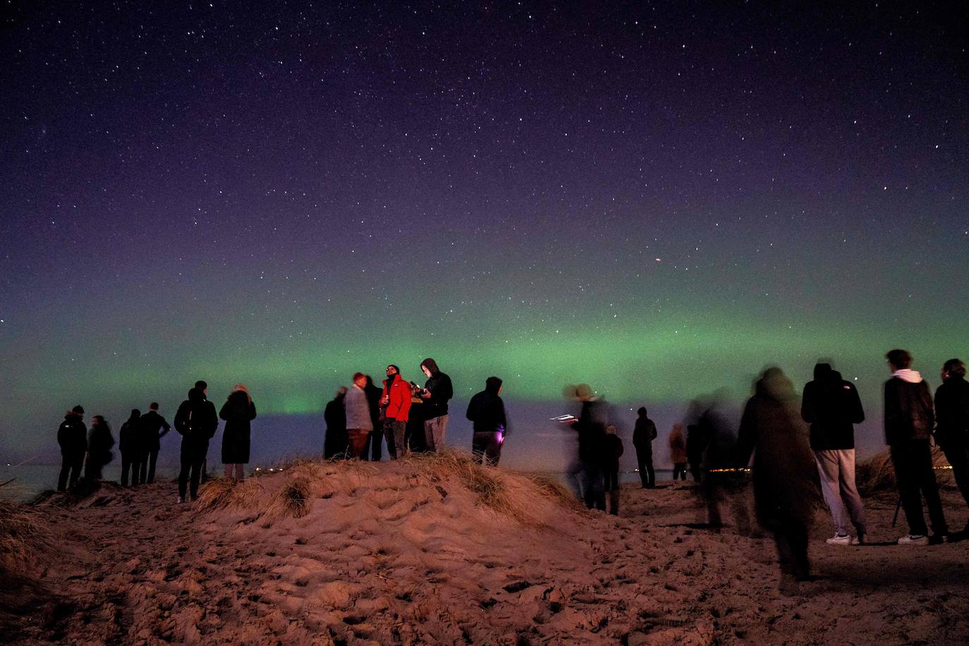 Aurora boreal sobre el cielo de Hornbaek Beach, en Dinamarca.