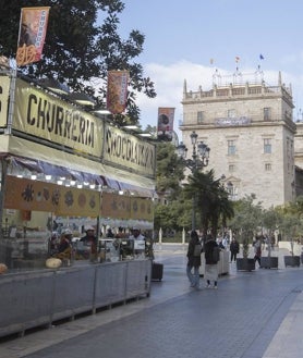 Imagen secundaria 2 - Churrerías junto a la Estación del Norte y cerca de la plaza de la Virgen, con la vista del Palau de la Generalitat. 