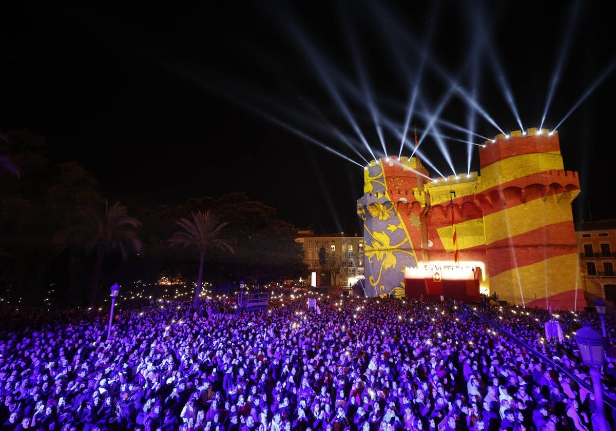 Público asistente a la Crida de las Fallas, en las torres de Serranos.