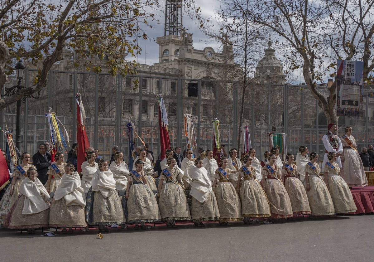 Las falleras mayores de Valencia de 2023 y sus cortes, antes de la primera mascletà.