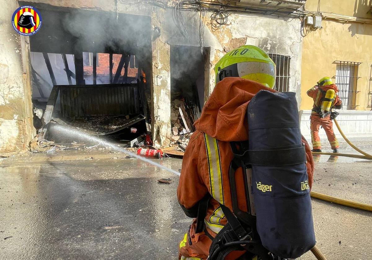 Un incendio en una empresa de plásticos de Burjassot desata una gran columna de humo