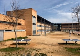 Patio de arena del Vall de la Safor, que se inunda cada vez que llueve.