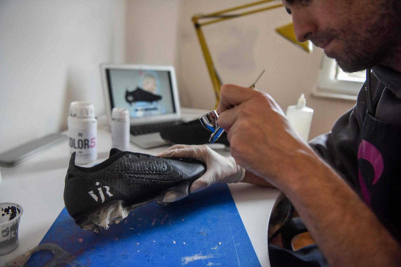 Así trabaja el artista que pinta cuadros en zapatillas