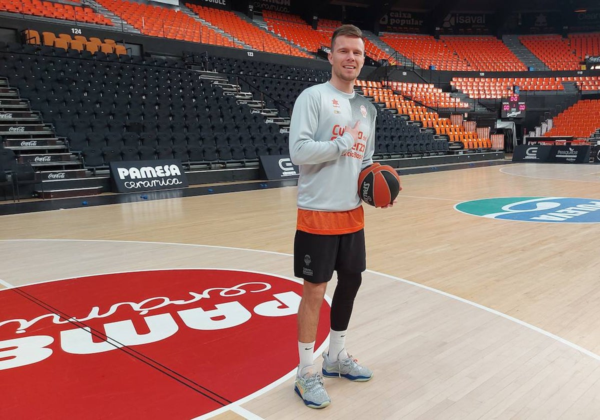 Hermannsson posa durante el entrenamiento de este jueves en la Fonteta.