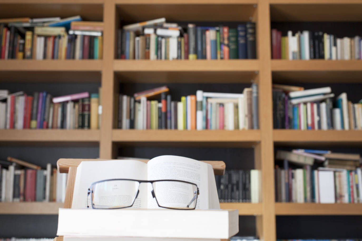 Varios libros en una biblioteca