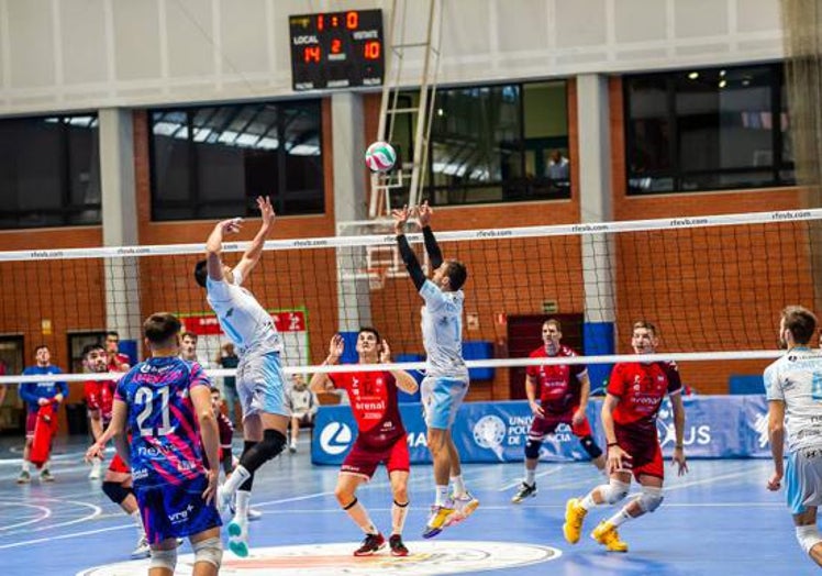 Primer equipo del Léleman Conqueridor Valencia, durante un partido en el pabellón de la UPV.