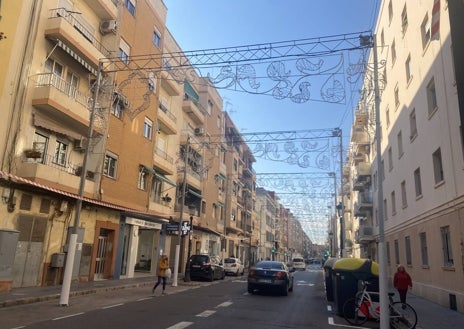 Imagen secundaria 1 - Recreación y montaje de luces de la falla Malvarrosa.