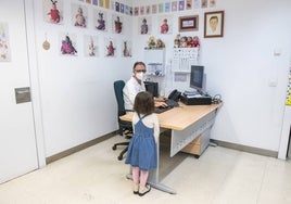 Un pediatra atiende a una paciente en su consulta.