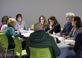 El alcalde de Valencia, Joan Ribó, la vicealcaldesa Sandra Gómez y las ediles Isabel Lozano y Gloria Tello, con vecinos de la Malvarrosa.