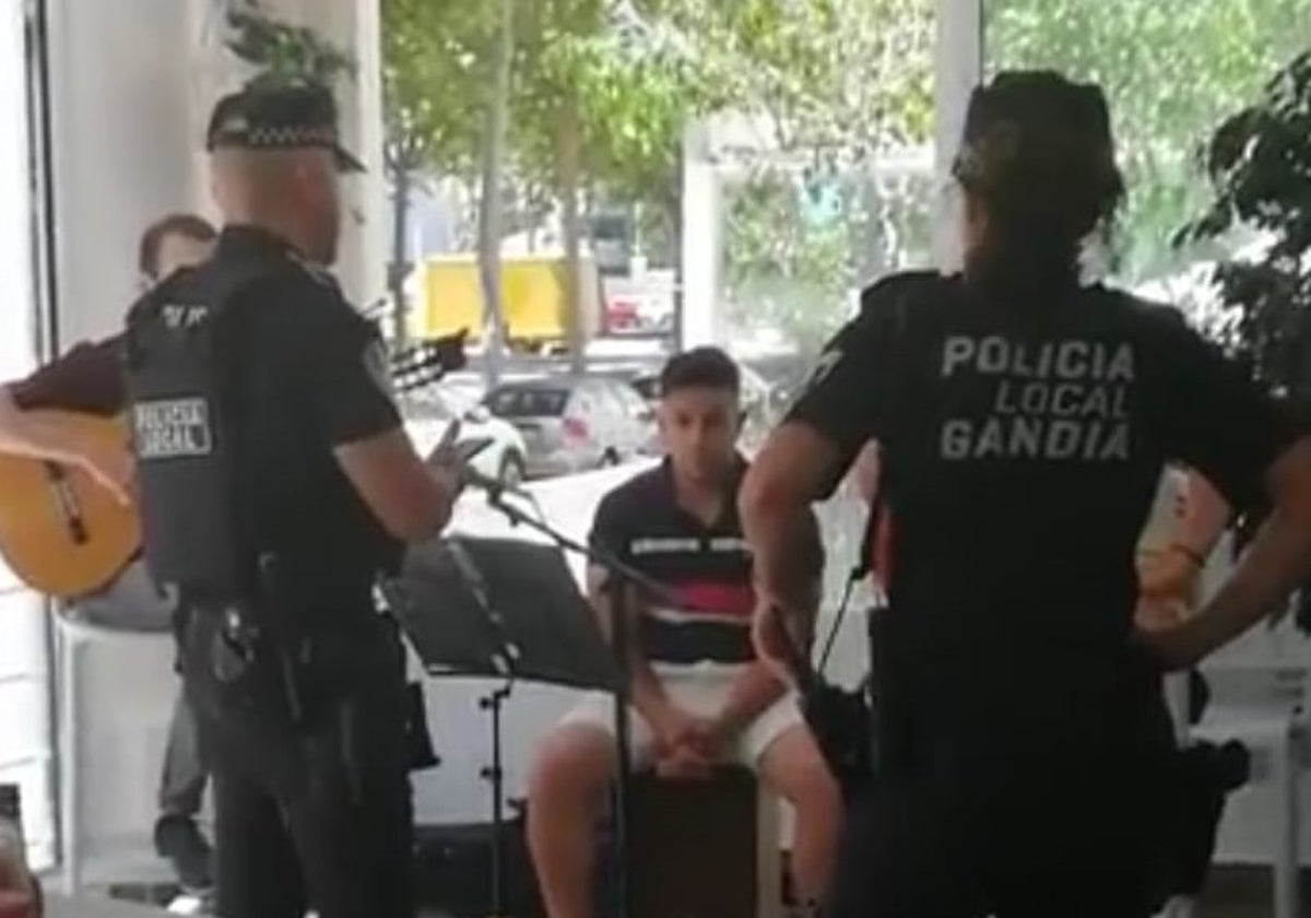 1.200 euros de multas a los clientes de un bar de Gandia y los acusados niegan los hechos y exigen pruebas